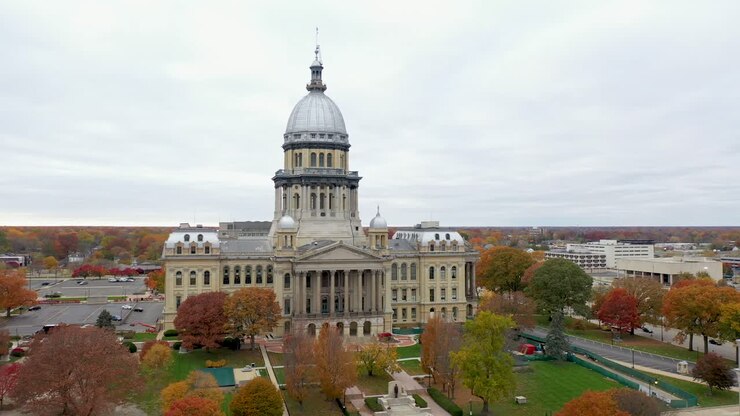 Ripresa con drone 4K di Springfield, Illinois, con movimento verso destra in autunno