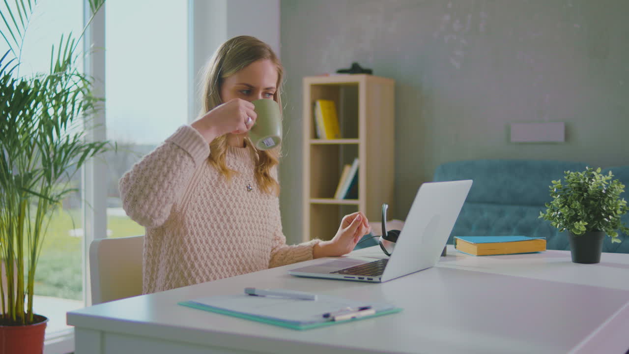 lady drinking caffè al lavoro