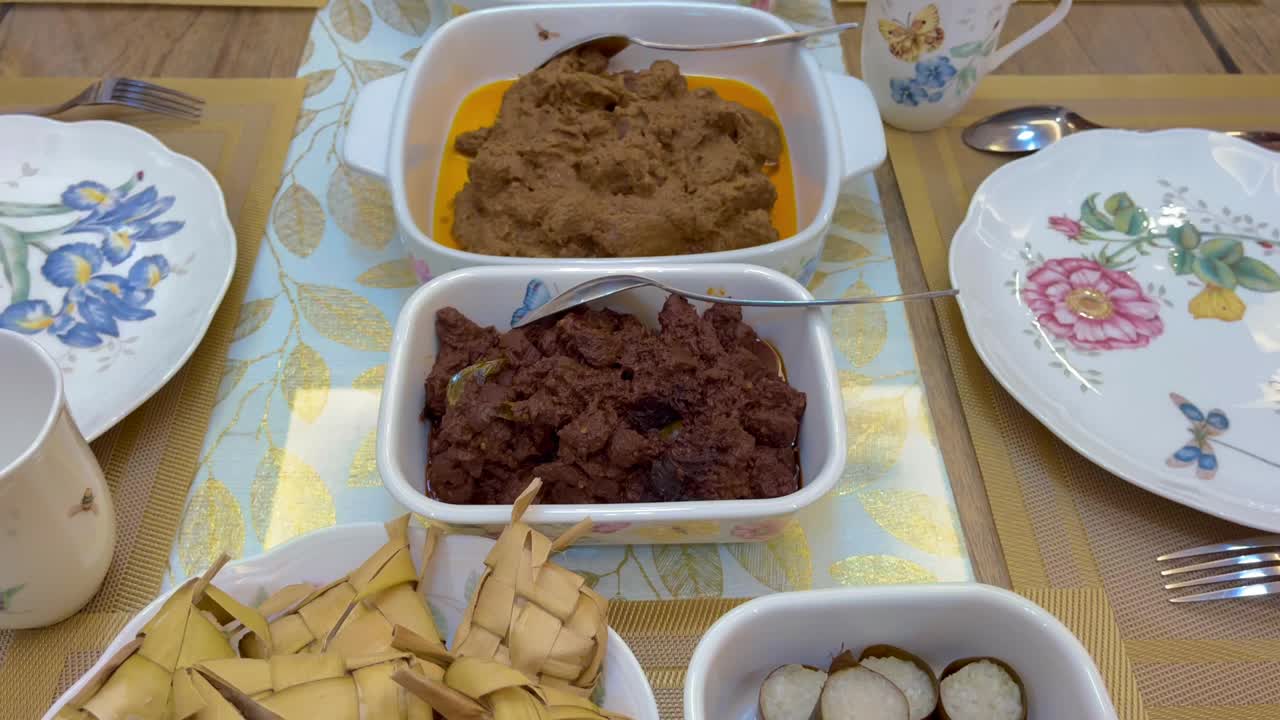 comida tradicional local de malasia, lemang, ketupat, ketupat palas y otras comidas durante el eid mubarak o conocido como celebración de hari raya aidilfitri