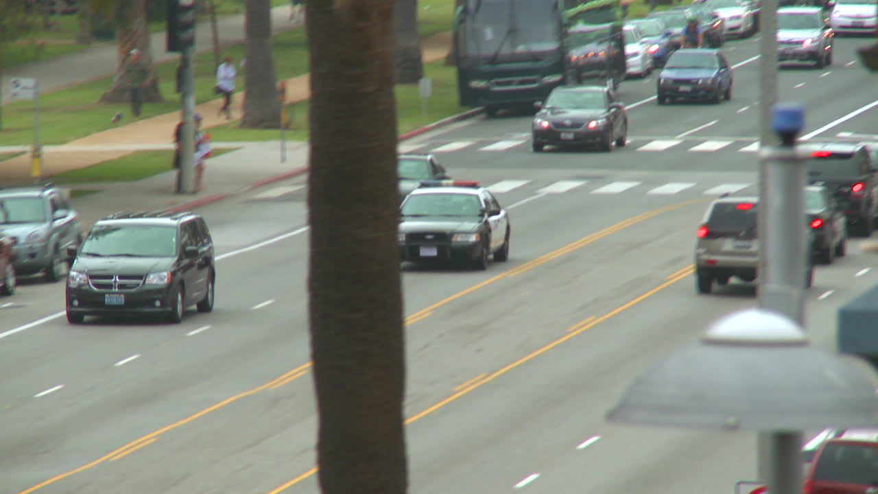 낮에는 로스앤젤레스 시내 거리에서 경찰차가 운전합니다.