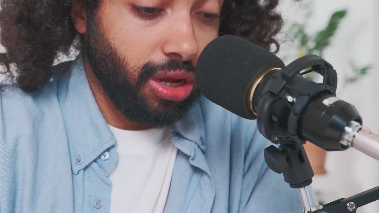 de cerca joven confiado hombre árabe presentador de radio habla lentamente en el micrófono