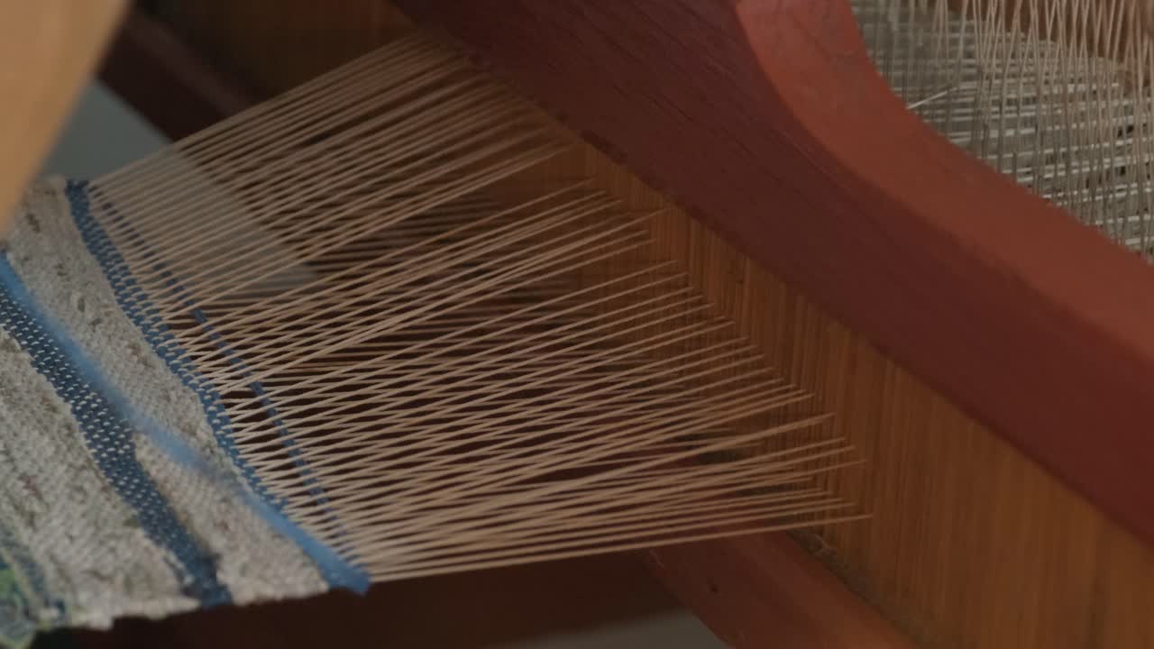 el tejedor hace tela en el telar étnico