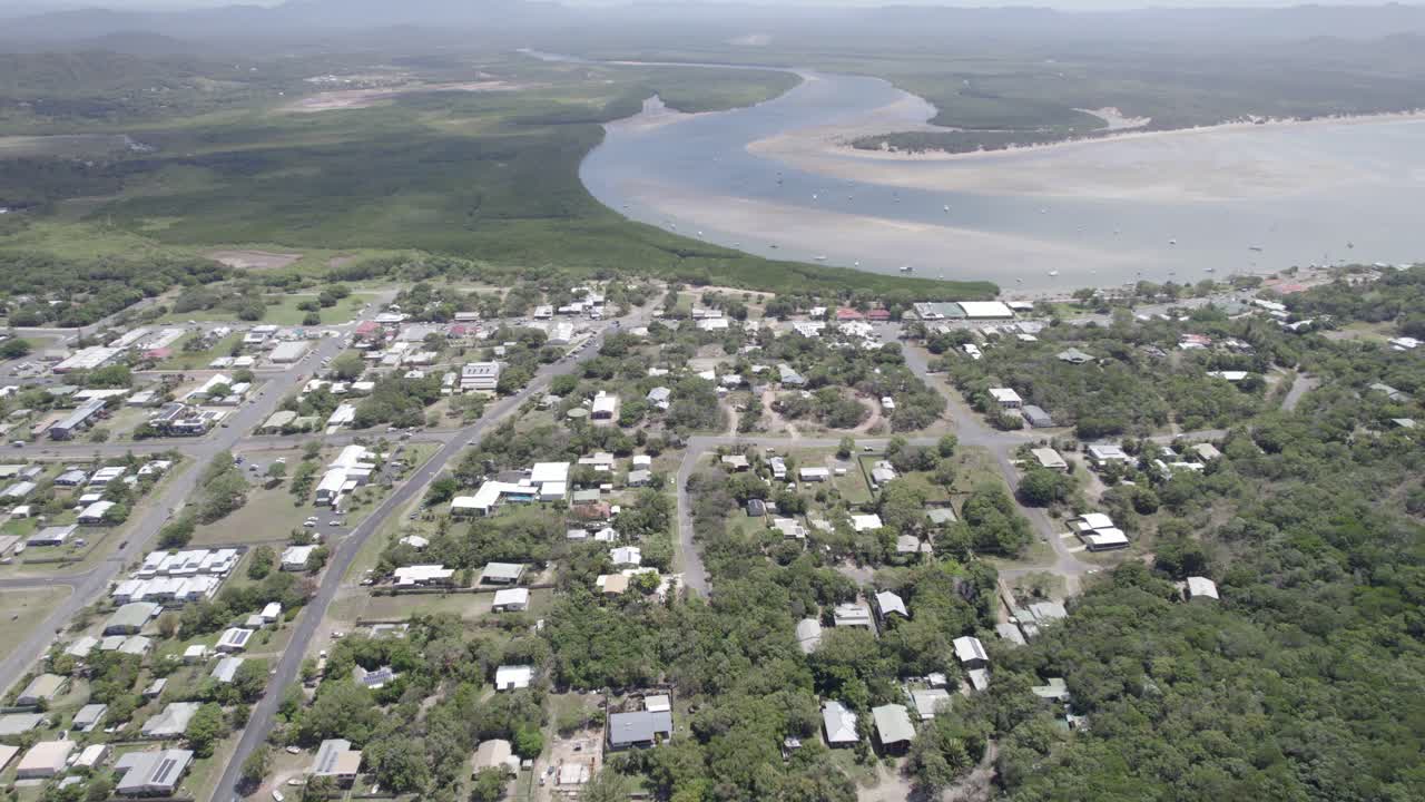 vista aérea de la localidad de cooktown y el río esfuerzo a la luz del día en queensland, australia