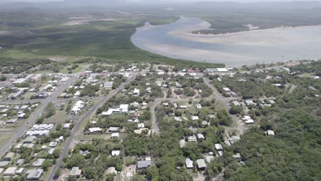 Luftaufnahme-Der-Ortschaft-Cooktown-Und-Des-Eifer-River-Bei-Tageslicht-In-Queensland,-Australien