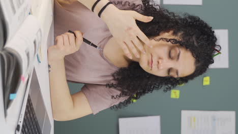 video vertical de una estudiante con el ojo seco.