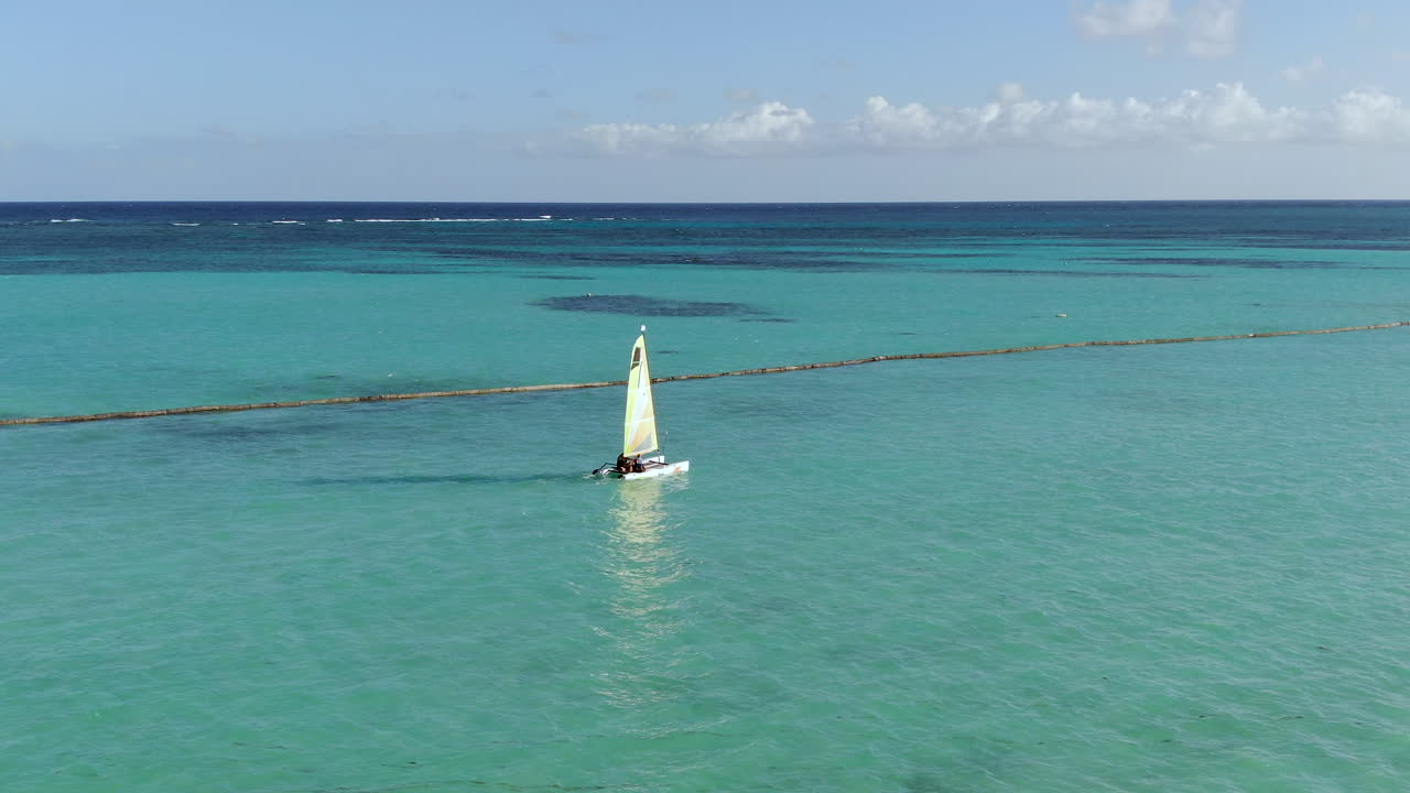 navegación en catamarán en aguas turquesas frente a la playa caribeña en república dominicana, estilo de vida divertido y recreación en el paraíso tropical