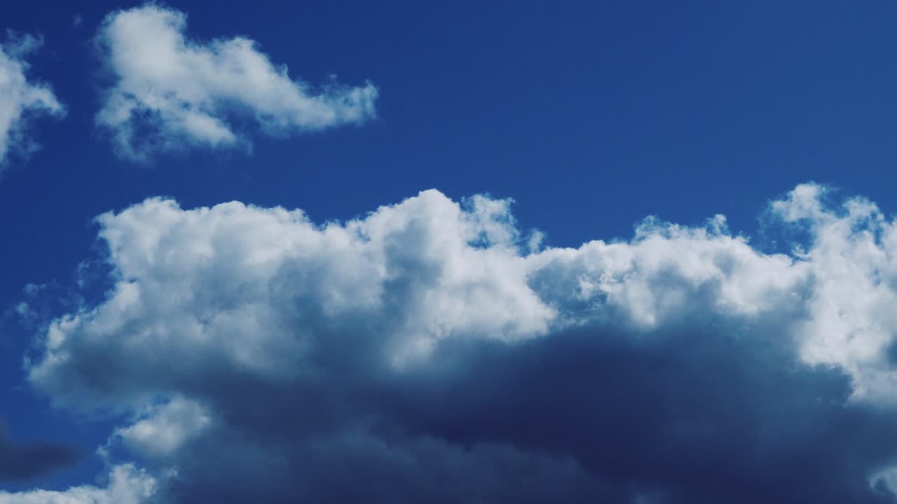 el cielo azul claro está cubierto por nubes de lluvia oscuras