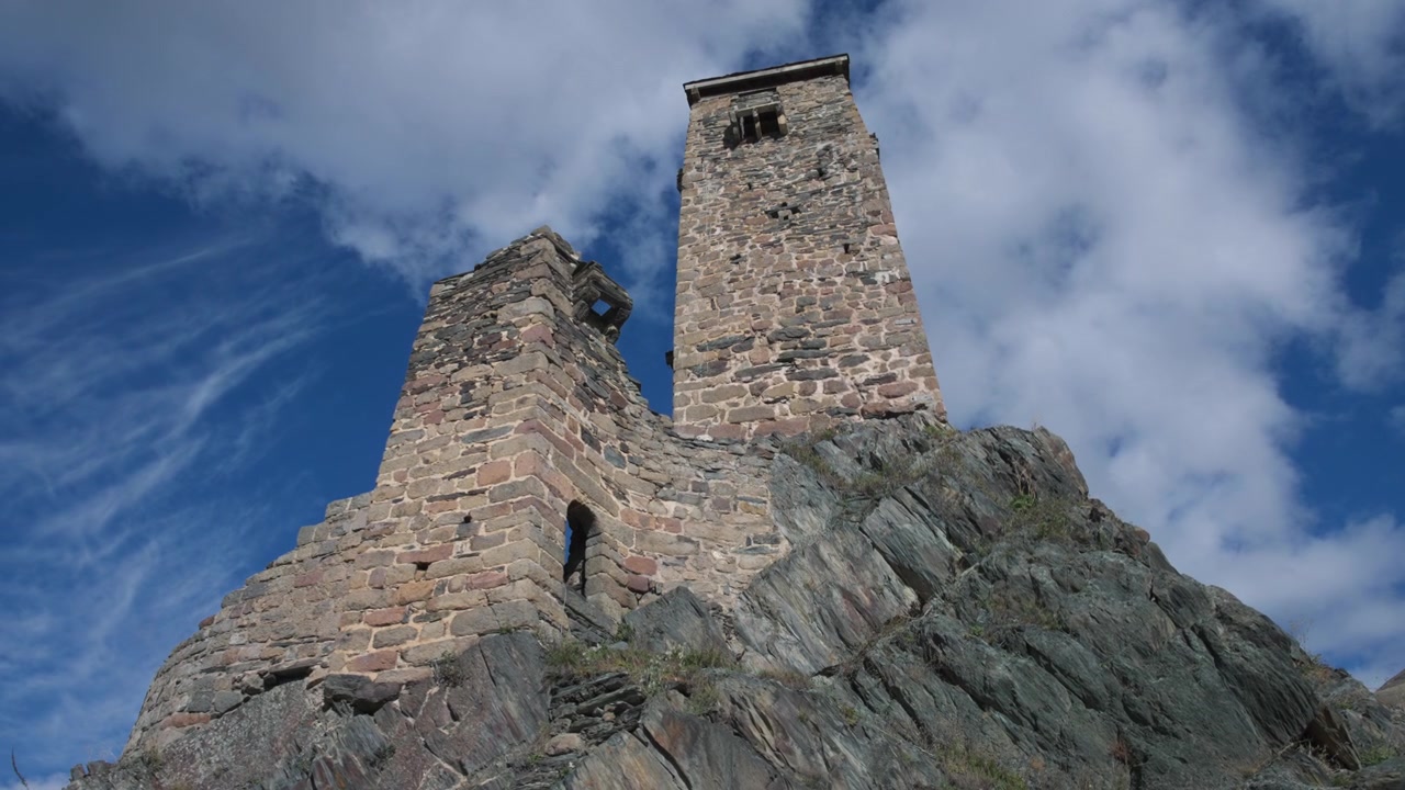 Ældgammel stenborg mod blå himmel