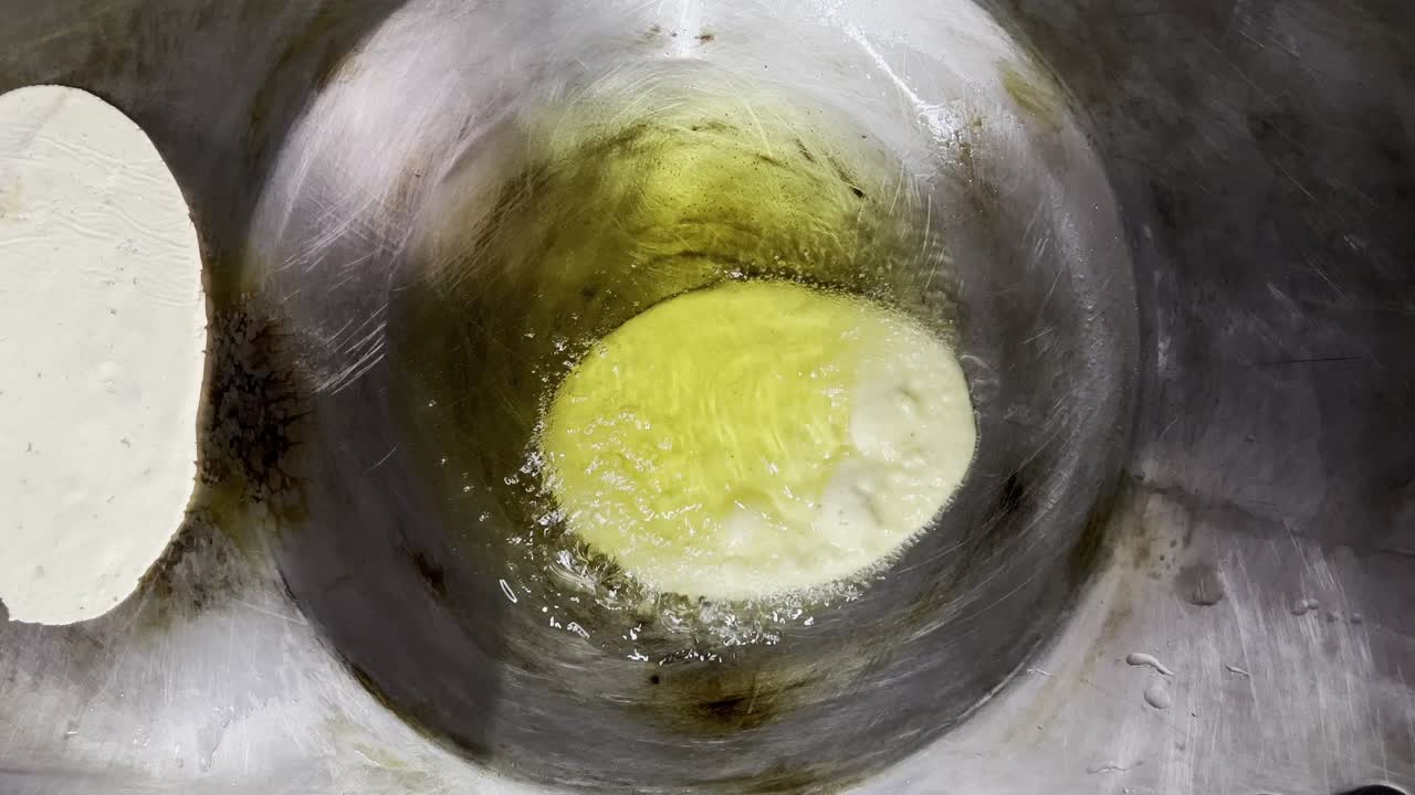 Stegning af fladbrød på en varm pande