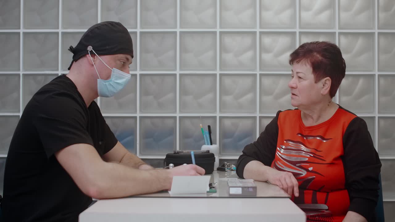 médico examinando a un paciente