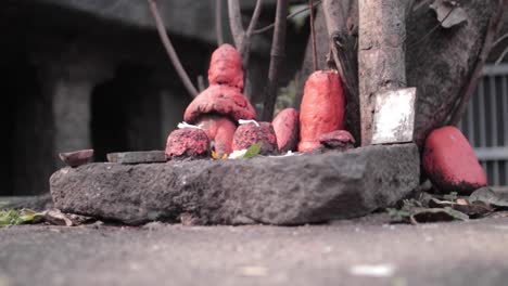 Símbolos-Religiosos-Tradicionales-Pintados-De-Naranja-En-Un-Templo-Indio