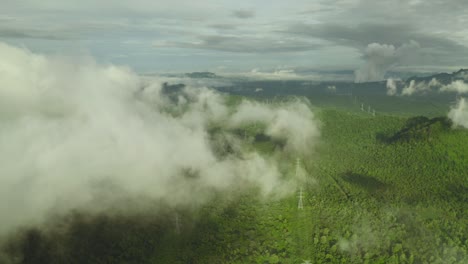 vista aérea de la mañana escénica en altas montañas con pilar de electricidad.