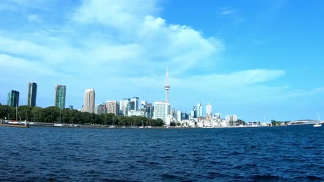 vista costera de toronto en un día soleado