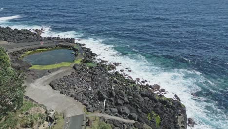 Natürlicher-Pool-Mit-Vulkanischem-Schwarzen-Stein-An-Der-Küste-Der-Insel-Sao-Miguel