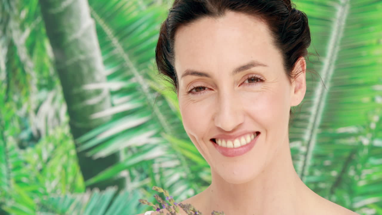 Hermosa morena feliz oliendo lavanda