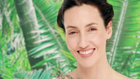 una morena feliz que huele a lavanda