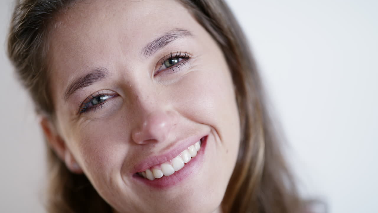 con la sonrisa más brillante en su rostro