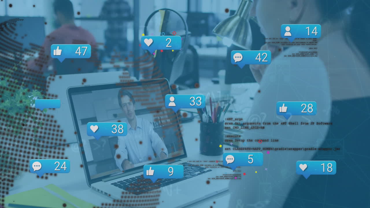 소셜 미디어 아이콘의 애니메이션, 노란색 여성이 노트북으로 비디오 통화를 하는 데이터 처리