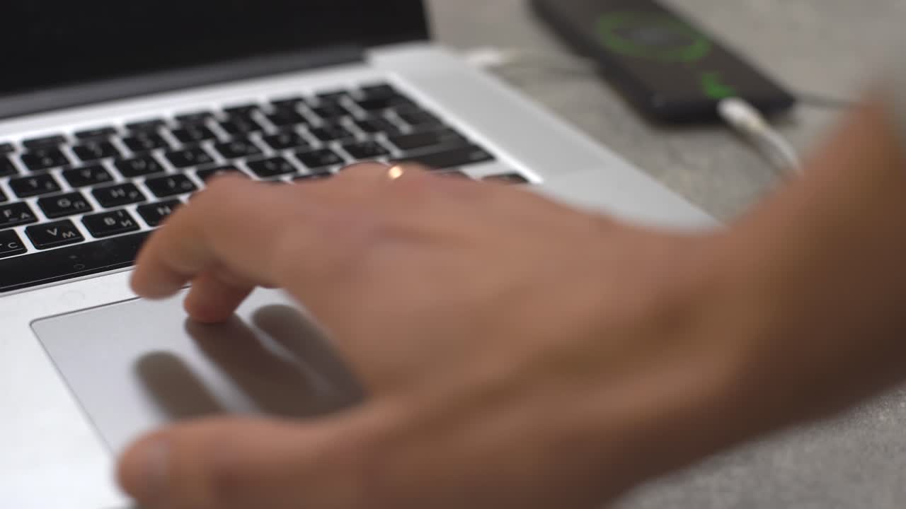 conecte el cable magnético a su teléfono. sobrevuele el cable magnético micro usb. cables de cargador de carga rápida para android