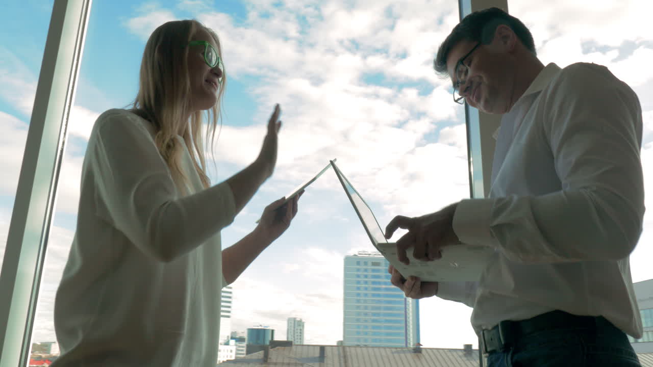 divertirse mientras hace el trabajo