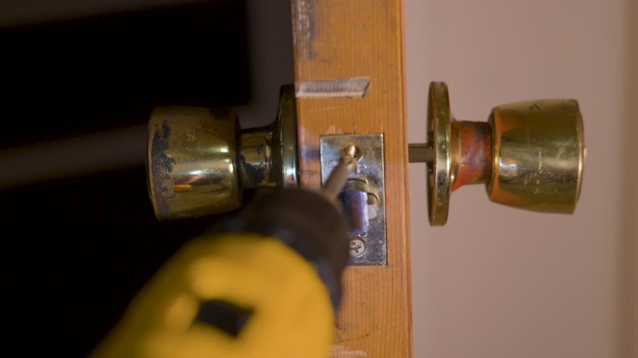 Speed ramped clips of removing a screw from a latch plate