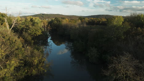 arroyo con vegetación reflejada en su superficie en el parque combs, fayetteville, arkansas, estados unidos