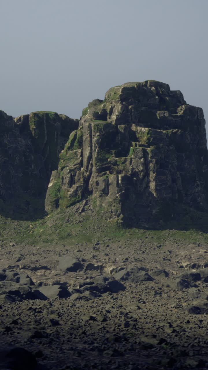 Formations majestueuses de falaises rocheuses dans un paysage côtier paisible au crépuscule
