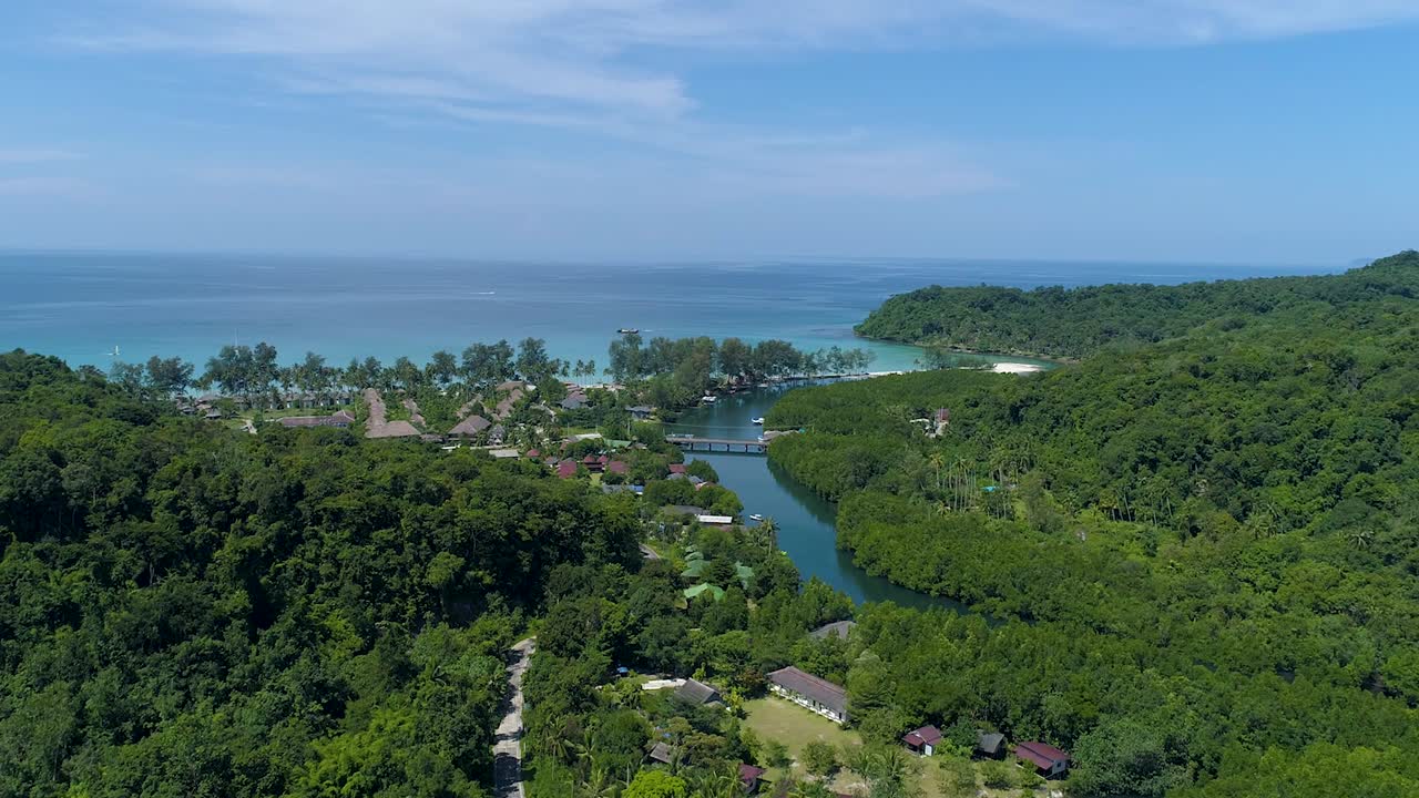 toma de drones del estuario en una isla tropical con resorts en la playa