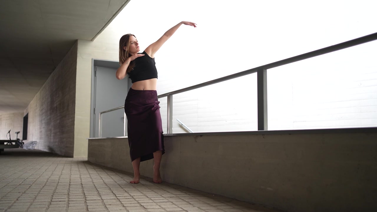 Pose di danza accattivanti ed eleganti ambientate in un moderno contesto urbano.