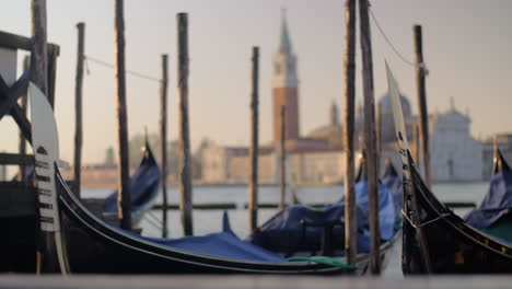 Amarre-De-Góndolas-En-Venecia,-Italia.