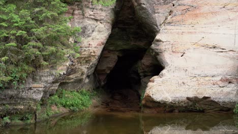 El-Río-Ahja,-El-Afloramiento-De-Arenisca-Y-La-Cueva-Virgen