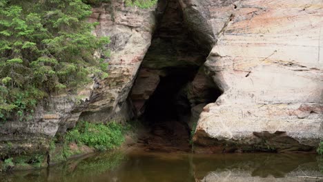 el río ahja, el afloramiento de piedra arenisca y la cueva virgen