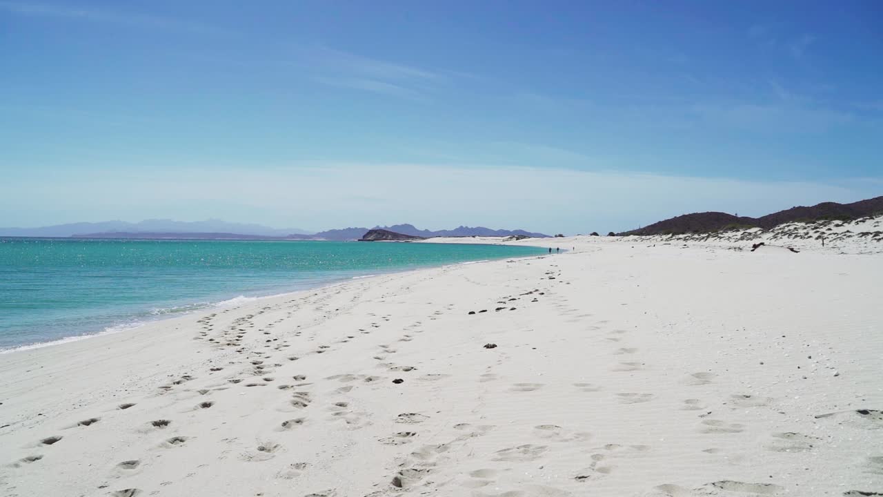 화창한 날 아름다운 청록색 바다 앞을 따라 빈 백사장