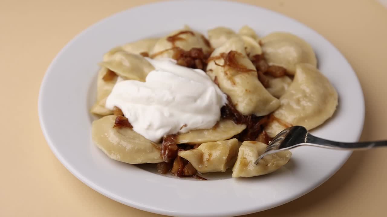 매운 크림 과 긴 양파 를 은 피오기