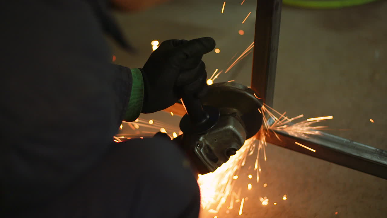 amoladora angular cortando metal en el taller 7
