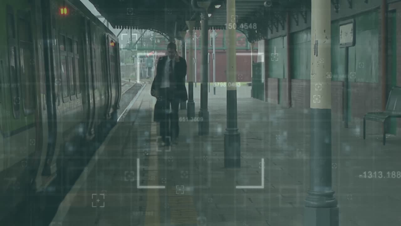 기차 플랫폼에서 기차에 의해 코카시안 남자에 대한 금융 데이터 처리 애니메이션