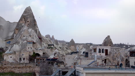 antigua chimenea de hadas con casas cueva en la región de capadocia de turquía