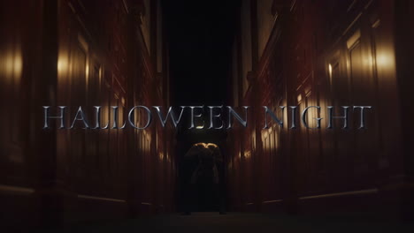 animación del texto de la noche de halloween sobre una figura zombie aterradora en un pasillo oscuro
