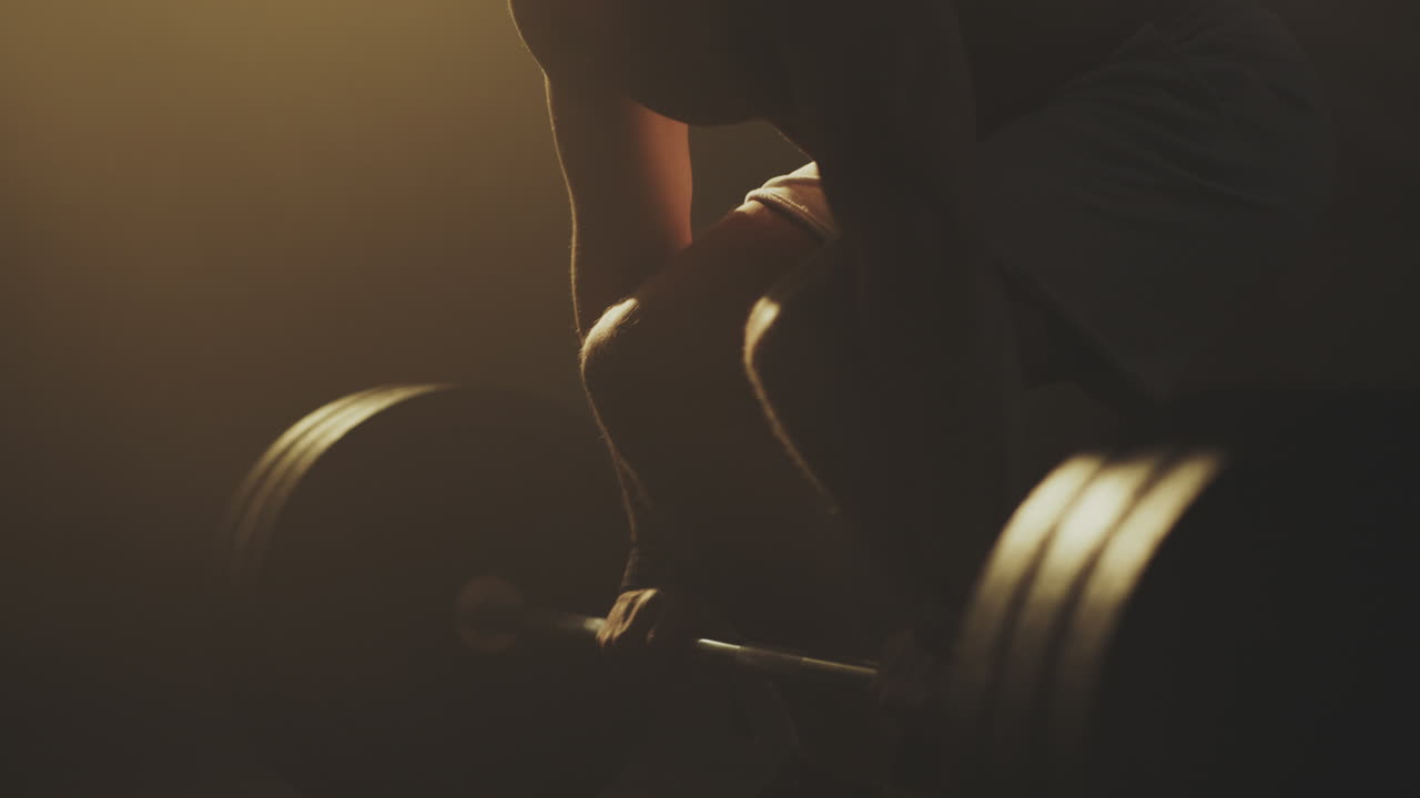 Uomo che solleva pesi in palestra