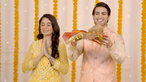 Indian-couple-praying-on-Diwali