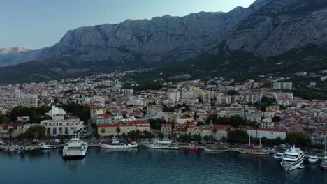 4K-Drohneaufnahmen-Aus-Der-Luft-Vom-Hafen-Von-Lukobran-Makarska-Hinüber-Nach-Donja-Luka-Brach