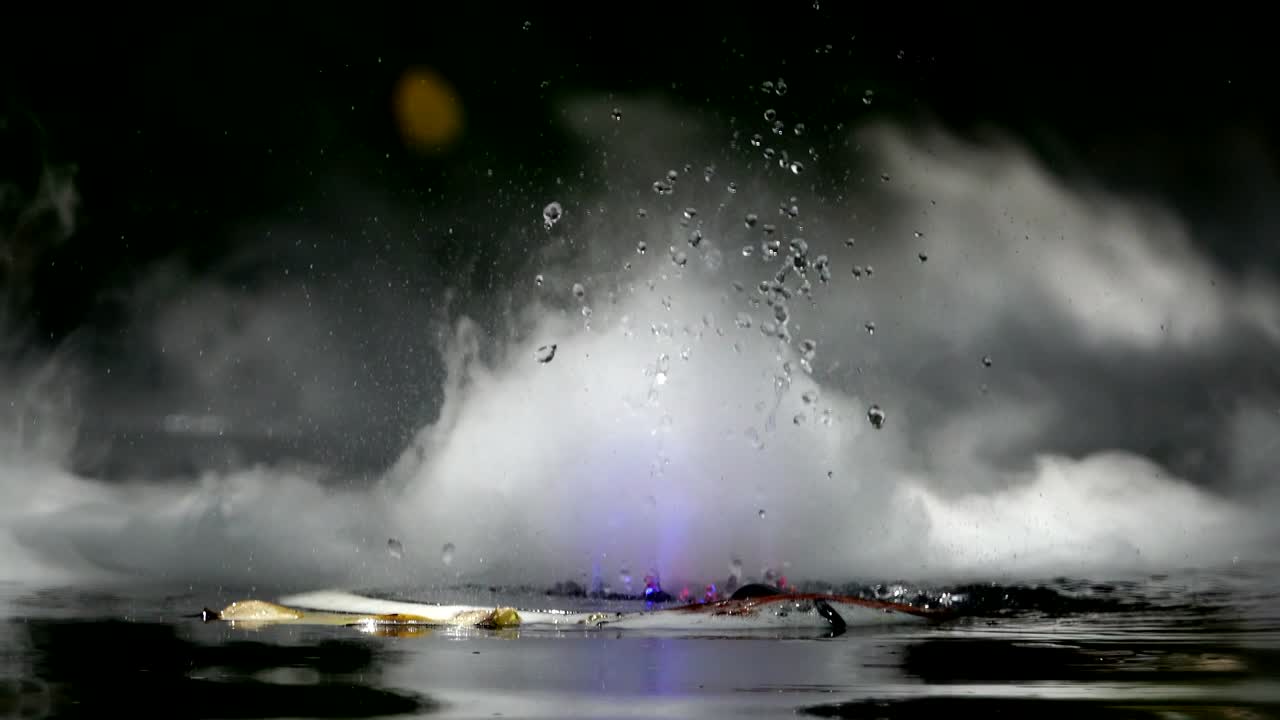 물 위의 건조한 얼음