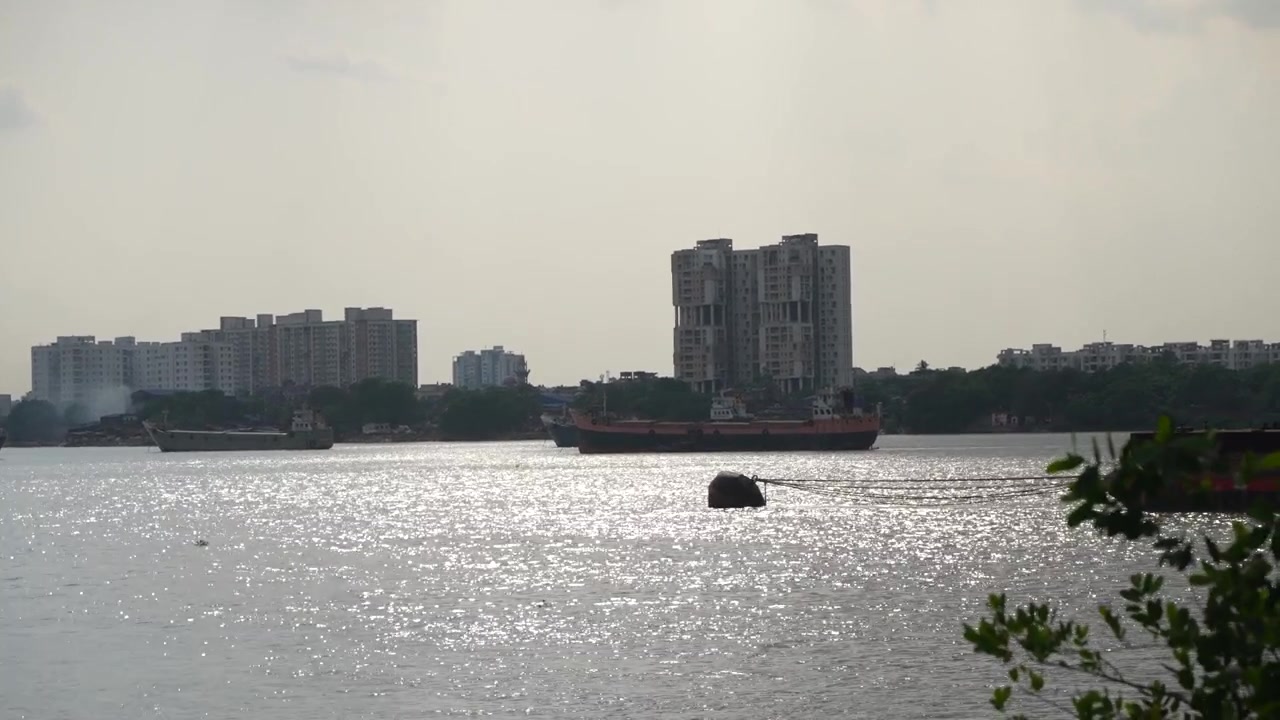 Il Gange è un fiume sacro e importante che divide Calcutta e Howrah in due parti. Il ponte Howrah e il Secondo ponte Hooghly, costruiti su questo fiume, collegano due distretti nel Bengala Occidentale