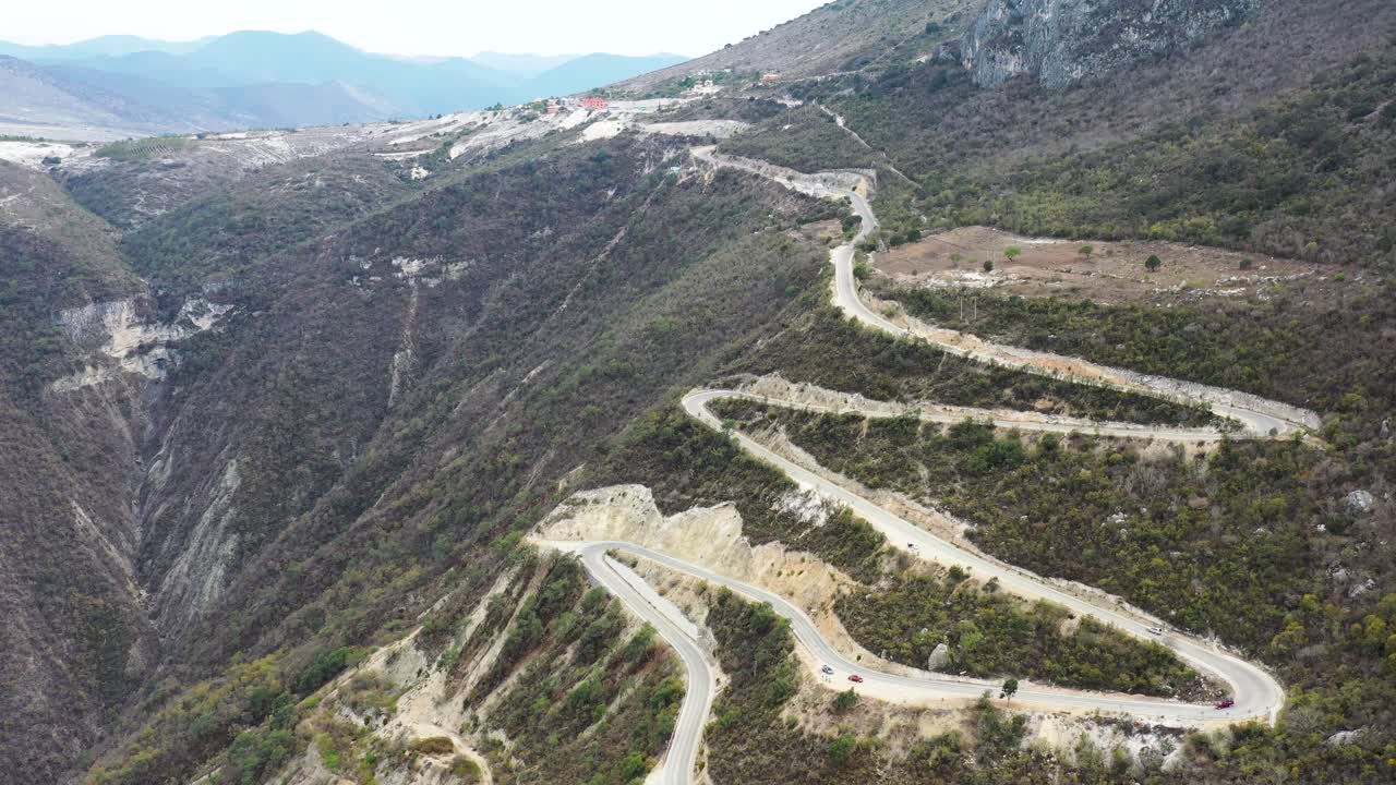 공중 하향식 구불 구불 한 도로 시골 구불 구불 한 오프로드, 영화 같은 패턴 라인