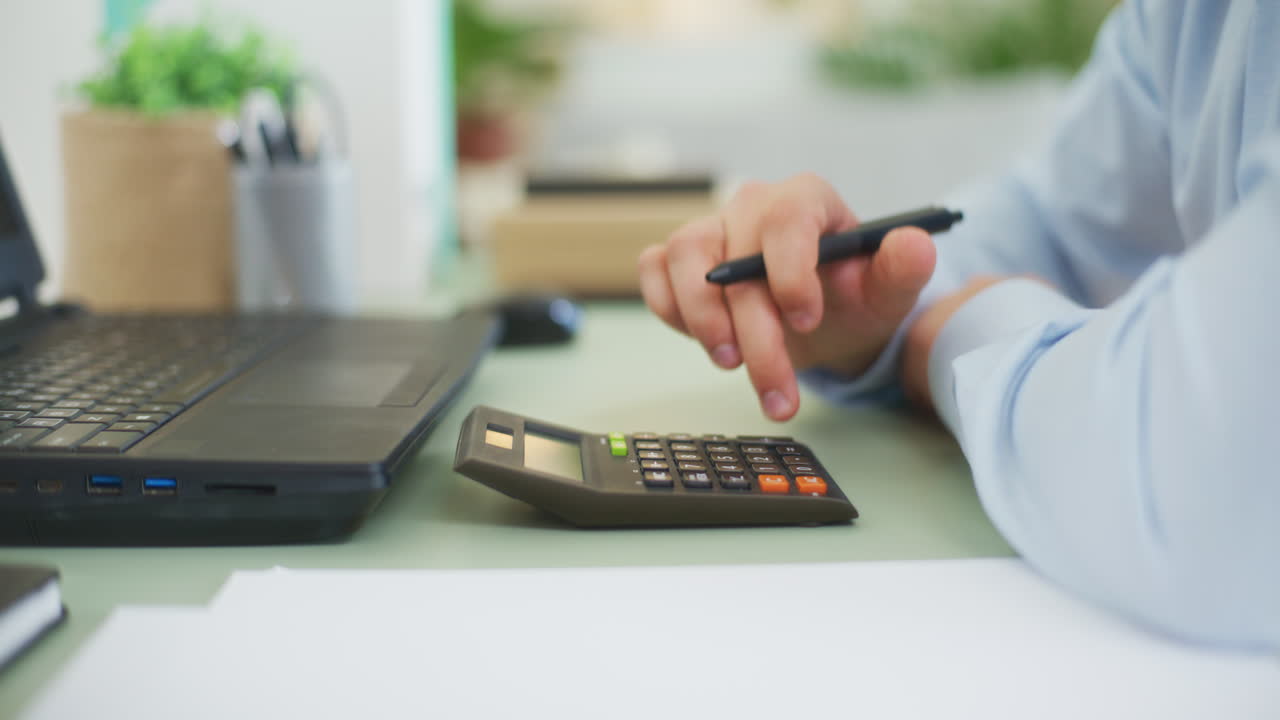 Primo piano di conteggio di banconote su calcolatrice