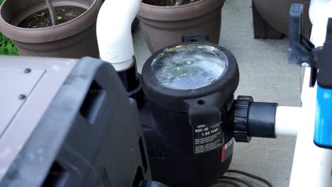 bomba de piscina funcionando en configuración alta para chorros, fuentes y otras características de agua mientras se aspira la piscina
