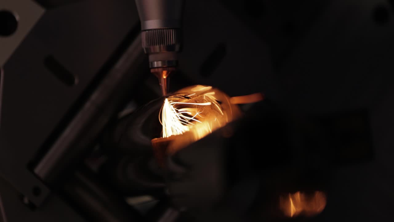 Taglio laser di un tubo metallico