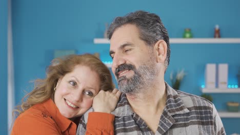 la mujer pone su cabeza en el hombro de su marido y lo ama.