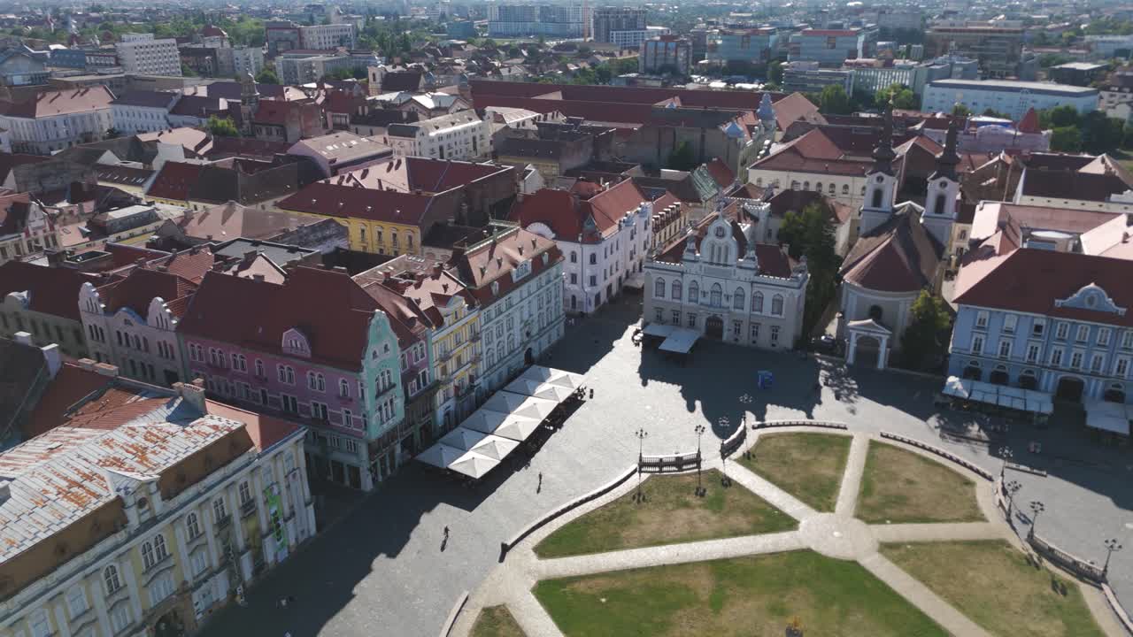 Letecký pohled na dům Brück House na náměstí Union Square v Temešváru v Rumunsku, který ukazuje architekturu budovy a okolní panorama města