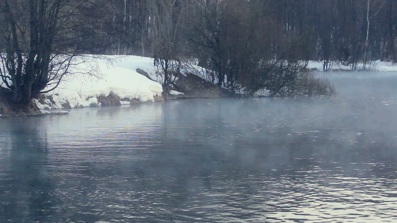 겨울의 장면, 겨울의 강 위의 안개, 겨울에 숲의 강, 안개가 가득한 아침